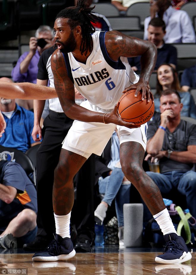 九游体育-穆古鲁扎迎来七赛季出色发挥，独行侠观众热烈欢呼！赛场气氛高涨(穆古鲁扎世界排名)