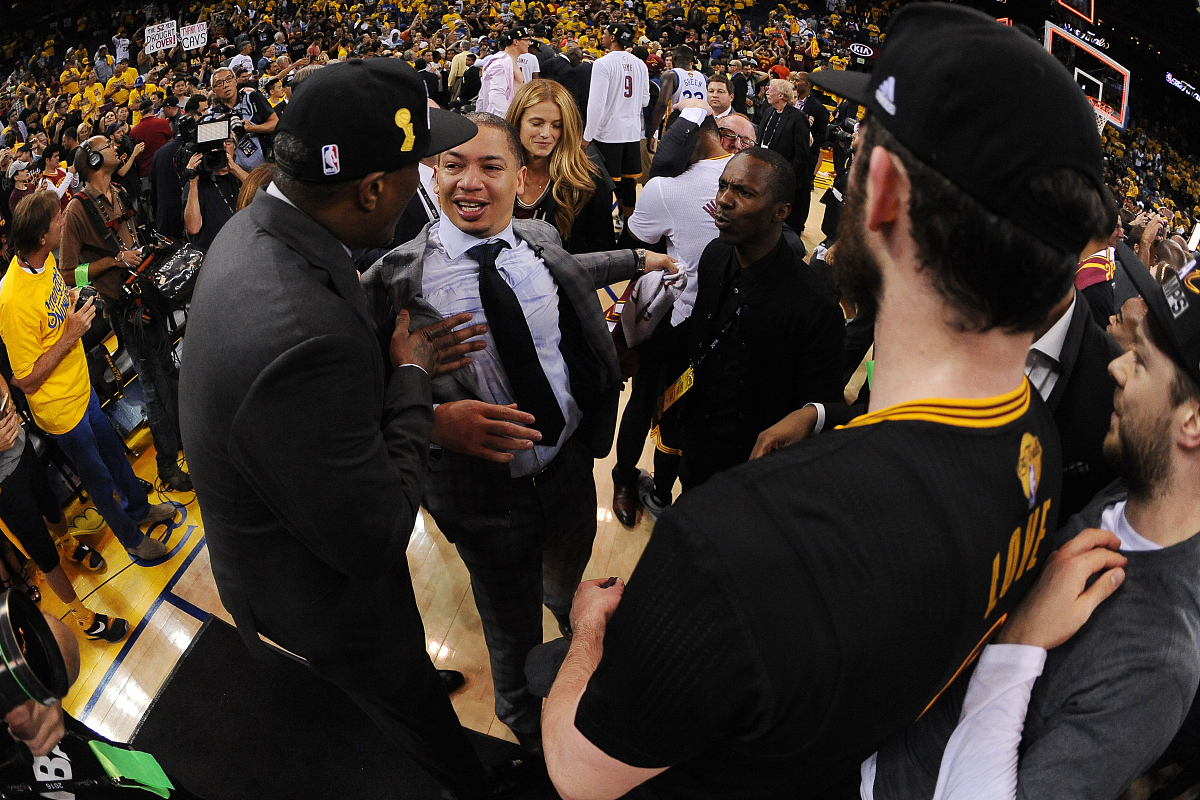 九游体育-蒂姆重要时刻大比分获胜，塞尔维亚队带队取胜！引发球迷热议(塞尔维亚队足球)