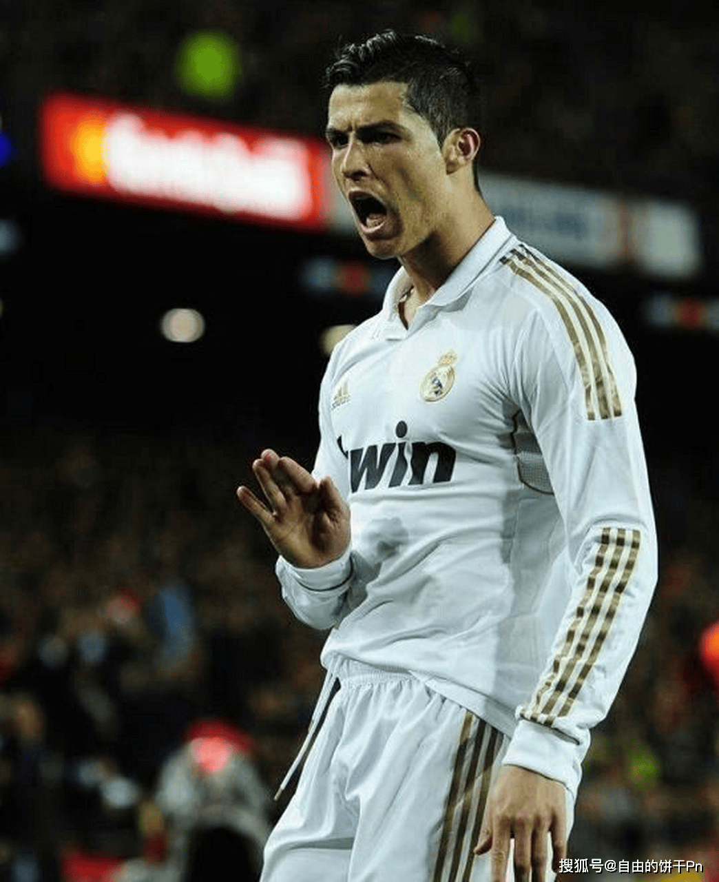 九游体育-C罗回归赛场，回归赛场首场状态亮眼，巴塞罗那观众沸腾！的简单介绍